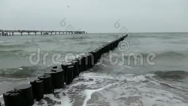 波罗的海海滩的暴风雨天气。 腹股沟和气泡处的波浪。